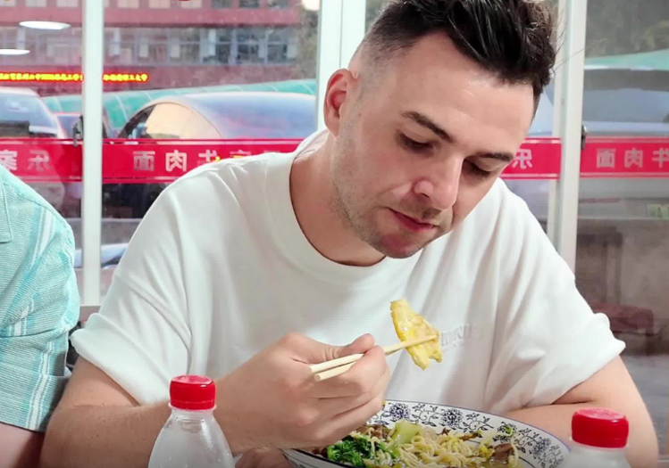 爱尔兰乐队打卡泉州牛肉面 品味千年海丝饮食交融